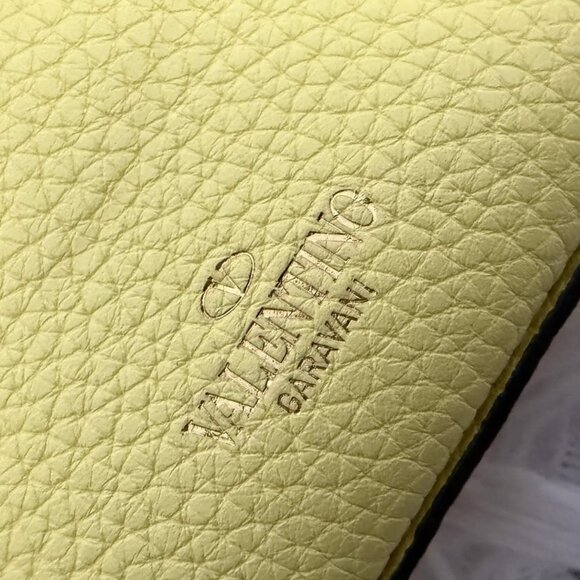 Valentino Garavani Rockstud pouch in grainy calfskin leather yellow - Picture 5 of 11